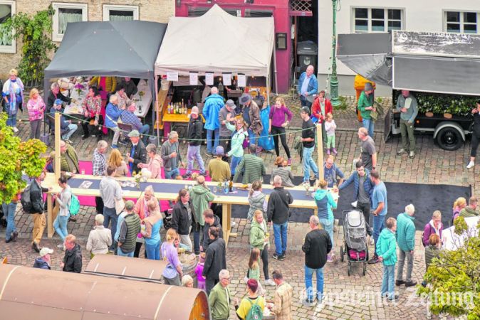 Blick von oben auf das Weinfest 2025 mit der langen Tafel im Herzen der Altstadt.
Fotos: Walter Adler/adler-photoart.de