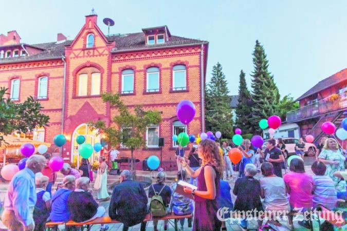 Ein bewegender Moment – 99 Luftballons steigen in den blauen Abendhimmel über Bremthal und setzen ein Zeichen für die Hoffnung auf Frieden.Foto: Ulrich Häfner Fotografie