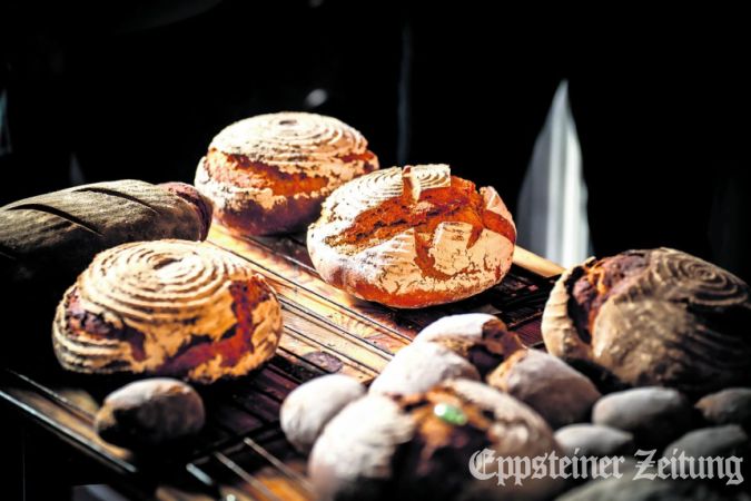 Frischgebackenes Brot aus Bremthal von einer fr&uuml;heren Backaktion. 

Foto: Heimatverein, Robert Postweiler