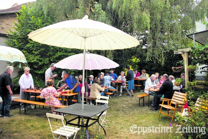 Etliche Gäste fanden den Weg zum Sommerfest im Garten der Familie Volp.Foto: privat
