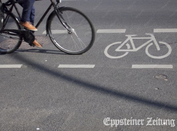Ein Schutzstreifen macht das Radfahren auf der Stra&szlig;e sicherer.Foto:freepik.com