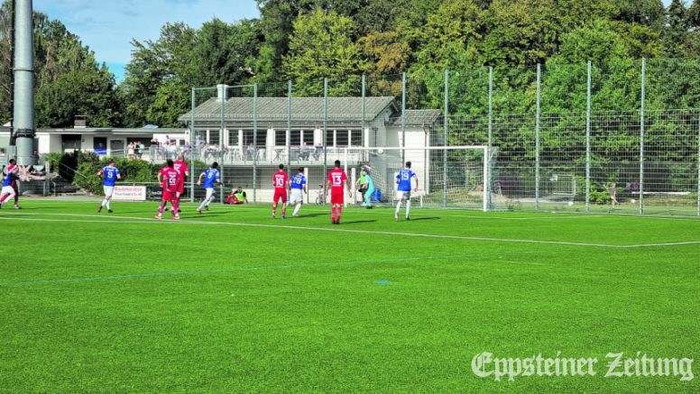 Der Ball beim Freistoß zum 3:3 im Tor der Gäste (Bremthal in Blau, v. l.): Marc Kaltenborn, Dennis Morawietz Nr. 9, Moritz Schäfer Nr. 8, Leon Renner Nr. 28 und Marvin Schmidt Hartlieb Nr. 19. Torschütze Lukas Kleber ist nicht im Bild.Foto: privat