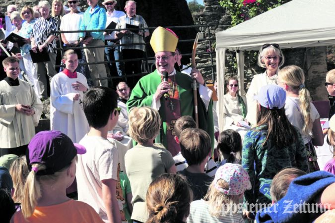 Bischof Georg Bätzing begrüßt die Kinder, die mit Gemeindereferentin Bärbel Hasselbach (re.)einen Wortgottesdienst im Ostzwinger gefeiert haben.Foto: Beate Schuchard-Palmert