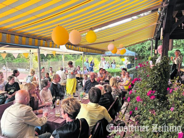 Alle Plätze besetzt auf der fröhlich in Vereinsfarben geschmückten Sonnenterrasse des TC 71 Bremthal – DAS FEST lockte Jung und Alt auf die Anlage des Bremthaler Tennisvereins.
Foto: privat