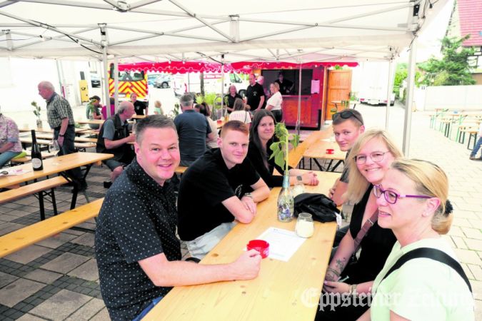 Familie Schäfer mit Freunden genossen den Abend am Weinstand der Feuerwehr.Foto: Beate Schuchard-Palmert