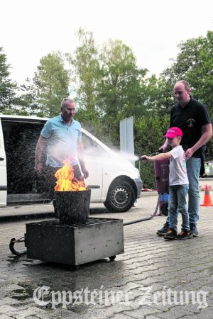 Früh übt sich: Der sechsjährige Max ist seit kurzem in der Bremthaler Kinderfeuerwehr und probierte mit Vater Christian Schmidt den Feuerlöscher aus, den Thomas Schwabe (li.) zur Verfügung stellte.