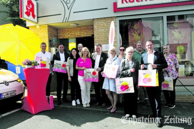 Vertreter von IHK und Stadt machten auf ihrer „Heimatshoppen“-Tour Station in Bremthal und besuchten die Rathaus-Apotheke.Foto: Beate Schuchard-Palmert