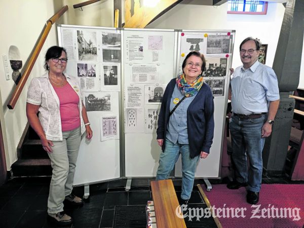 Martina Smolorz, Ernst-Dieter und Brunhilde Racky (v.l.) vor den Ausstallungstafeln in der St. Michael-Kirche.Foto: privat
