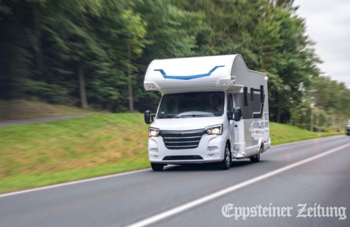 Wohnmobil im Straßenverkehr.
            Foto: magnific.com
