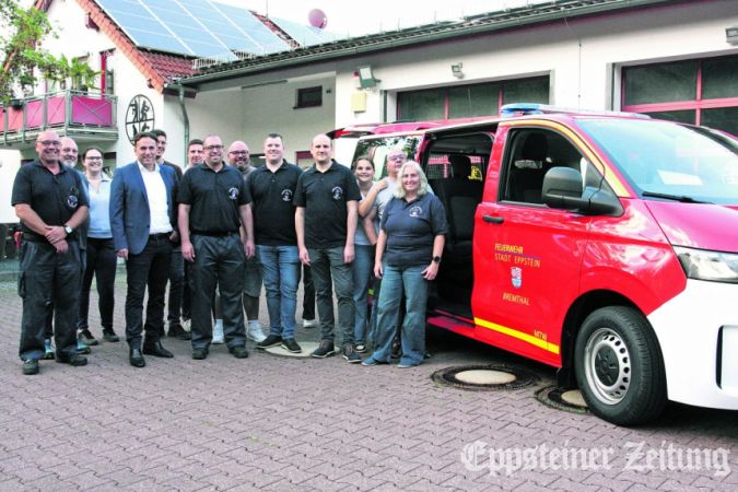 Alexander Simon kam zur offiziellen Schlüsselübergabe für den neuen Mannschaftswagen der Feuerwehr Bremthal.Foto: bpa