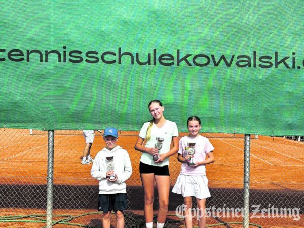 Die Jahrgangsmeister des TC Eppstein beim Finaltag (v.l) Julius Kirschnik (Jahrgang 2015), Mia Kowalski (2013) und Helene Bauer (2014). Christian Stefanescu (2016) und Hannes Mendrok (2014) konnten wegen privater Termine nicht bei der Aufnahme dabei sein. Foto: privat