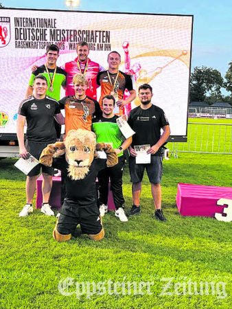Die Starter in der Juniorenklasse (+90kg) bei den Deutschen Meisterschaften im Rasenkraftsport, hintere Reihe in der Mitte: Tim Steinfurth von der TSG Eppstein.Foto: privat