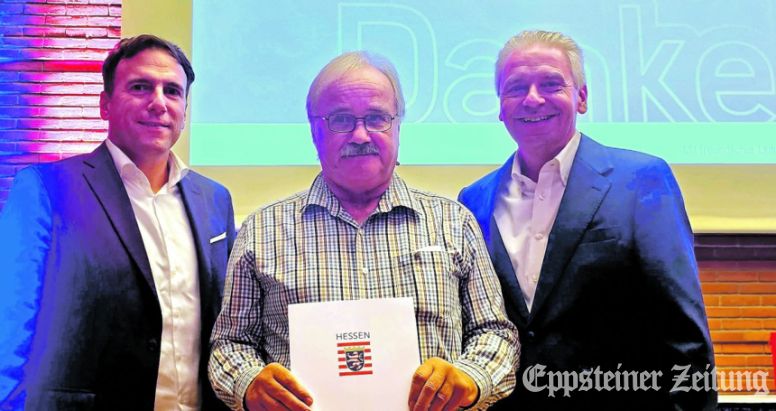 Ralf Moser (Mitte) nimmt die Ehrung von Bürgermeister Alexander Simon (l.) und Landrat Michael Cyriax entgegen. Foto: MTK-Presse
            stelle