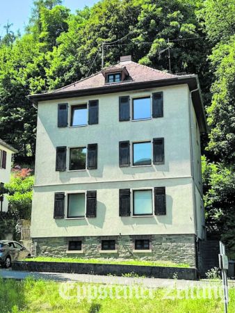 Nach mehreren Anläufen, das Gebäude zu verkaufen, fand die Stadt im Frühjahr einen Käufer für ihr Mehrfamilienhaus in der Langenhainer Straße. Mit dem Erlös aus dem Verkauf bessert die Stadt ihre Finanzen auf. Inzwischen steht ein Baugerüst. Die neuen Besitzer sind schon dabei, die Fassade zu renovieren. Foto: Stadt Eppstein