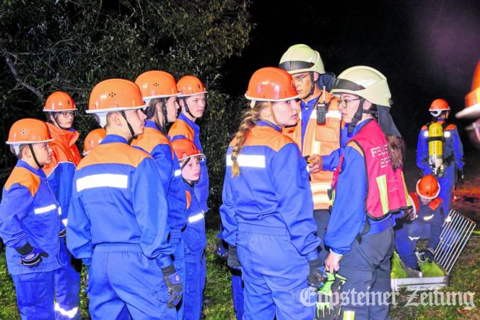 Lagebesprechung der Jugendwehr vor dem Einsatz.