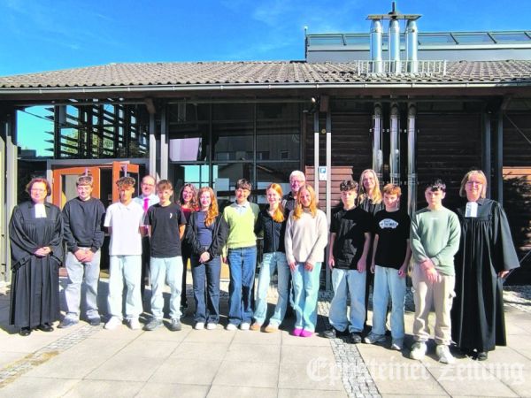 Die stellvertretende Kirchenpräsidentin Ulrike Scherf (li.), Pfarrerin Ivonne Heinrich (re.) und Konfirmanden der Emmausgemeinde, die bei der Aktion „5000 Brote“ und im Gottesdienst der Emmausgemeinde mitwirkten. Fotos: Claudia Hadj Said