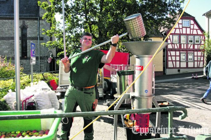 Beim Schaukeltern war Handarbeit angesagt: Christoph Gräber füllte den Obsthäcksler immer wieder nach.Foto: Julia Palmert