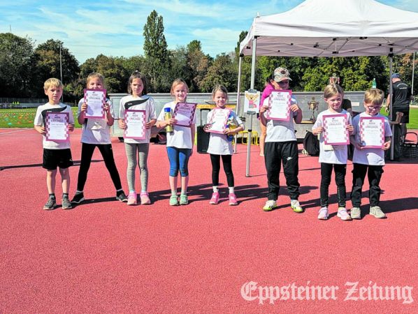Die Kinder zeigen stolz ihre ersten Wettkampfurkunden nach dem Leichtathletik-Turnier in Hattersheim.Foto: privat