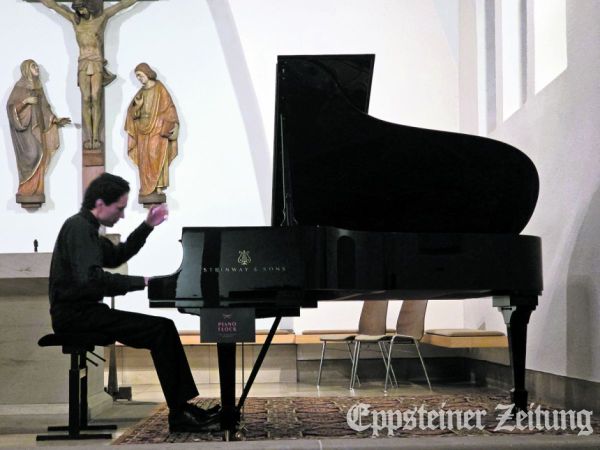 Valentin Blomer begeisterte am Flügel in St. Michael NiederjosbachFoto: Uta Kindermann
