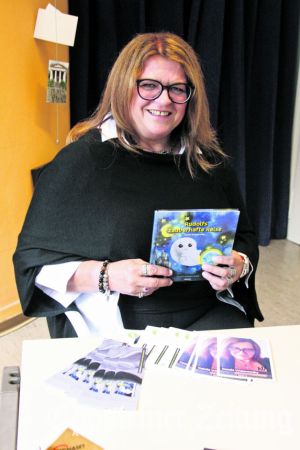 Nataša Wisianowsky mit ihrem Kinderbuch.Foto: Beate Schuchard-Palmert