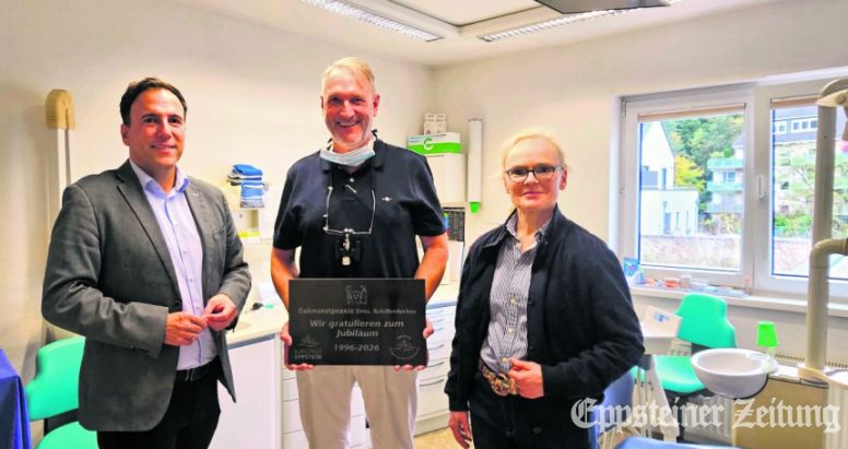 Ehrung für den Zahnarzt (v.l.): Bürgermeister Alexander Simon, Dr. Bernd Schifferdecker und Sibylle Yaakov (SWE).Foto: Stadt Eppstein