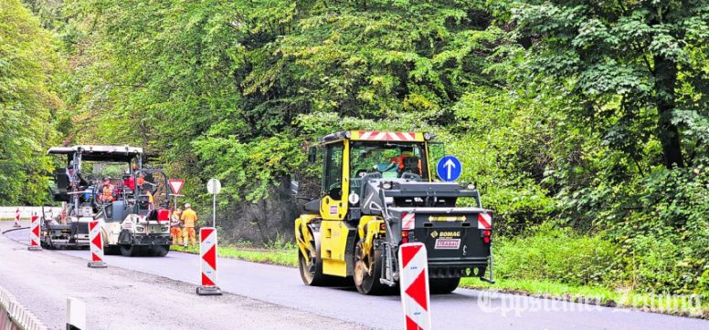 Anfang der Woche begannen die Asphaltarbeiten am Abschnitt Richtung Fischbach.Foto: Stadt Eppstein