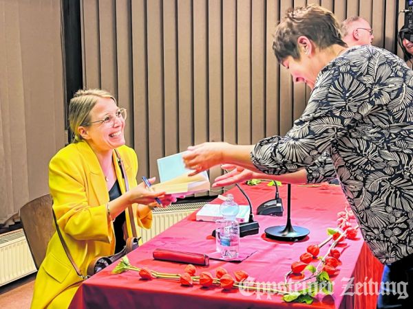 Deike Wichmann signiert ihr Buch für eine Besucherin.
Foto: Ulrich Häfner Fotografie