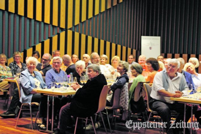 Ihre Stifterversammlung mit Zahlen und Projekten für 2025 verknüpfte die Bürgerstiftung auch dieses Jahr wieder mit der Wahl des Bürgerweins.Foto: Julia Palmert