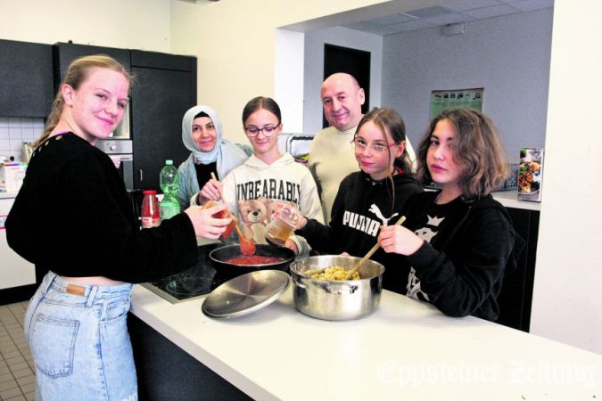 Sevil und Engin Kaldirim (hinten v. li.) zeigen Elli, Kensi, Mia und Enola (vorne v. li.) wie Linsenbällchen zubereitet werden.Foto: bpa