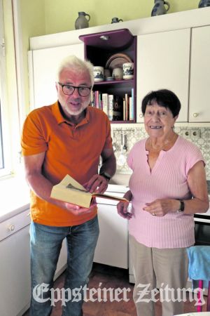 Volker Pottmann stöbert mit Gertrud Löns in deren Kochbüchern.
Foto: Beate Schuchard-Palmert
