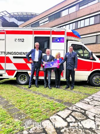 Die Mediziner Michael Booke und Konrad Reinhart, Projektinitiatorin Marion Pfeiffer sowie der Rettungsdienstleiter Lars Mackel präsentieren den Sepsis-Aufkleber für Rettungswagen.. Foto: Varisano-Klinik Bad Soden