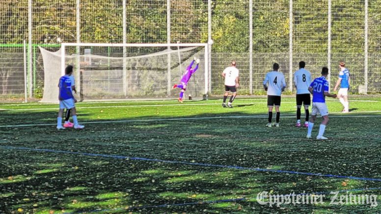 Der Freistoß zum 2:1 für Bremthal (in Blau v.l.): Tizian Iglesias Weber (Nr. 8), Mitte Torschütze Lukas Kleber (Nr. 20) und rechts Alexander Benz (Nr. 11).Foto: privat