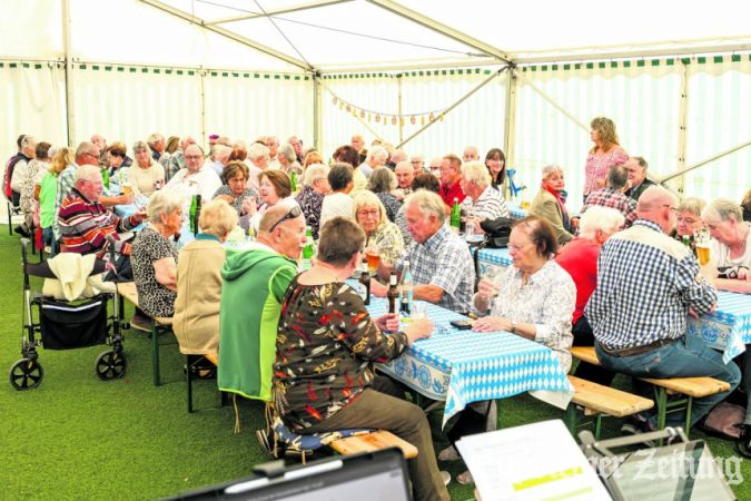Gute Stimmung herrschte im Festzelt am Sportplatz beim Sommerfest der Blaskapelle Bremthal.
Foto: Dieter Adler