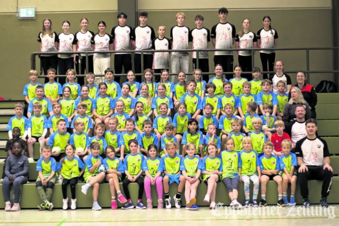 Eine beeindruckende Bank: 66 Kinder zwischen sechs und zwölf Jahren hatten viel Spaß beim Herbstcamp. Betreut wurden sie unter anderem von 14 Jugendlichen (stehend) Foto: privat