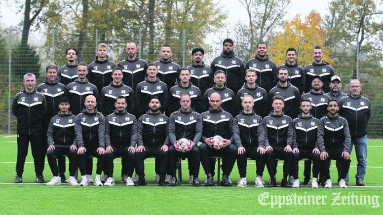 Die Mannschaft TuS Niederjosbach l mit ihren Trainern Jens Klische und Jürgen Maisch spielt in der aktuellen Saison in der Kreisliga A Main-Taunus. Foto: fussball.de