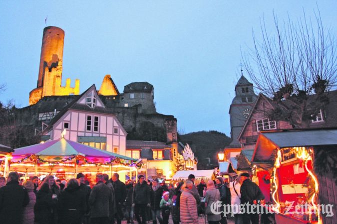 Zur blauen Stunde drängten sich die Besucher 2019 auf dem Wernerplatz. Am dritten Adventswochenende ist in Eppstein Weihnachtsmarkt..Archiv-Foto: EZ