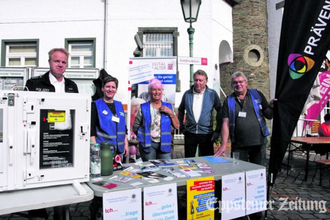 Sicherheitsberater Jürgen Seewald, Julia Pretsch und die Seniorenberater Krista Schacke, Stephan Fliegel und Andreas Suda warten beim Wochenmarkt auf Kundschaft.Foto: bpa