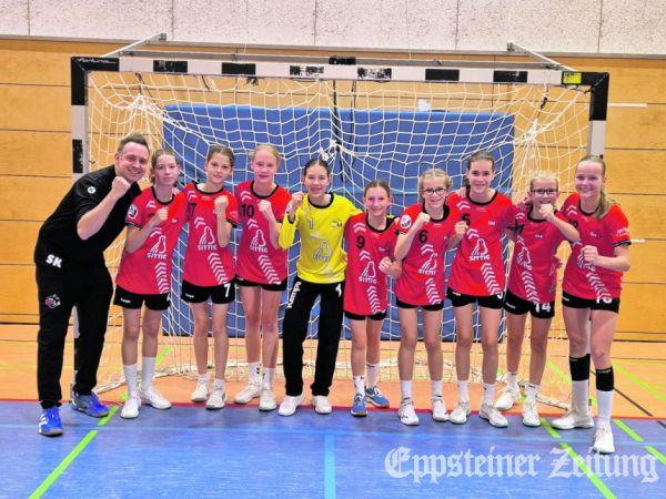 Die Mädchen der D1-Jugend und Trainer Sebastian Kirst jubeln über Platz 2.Foto: privat
