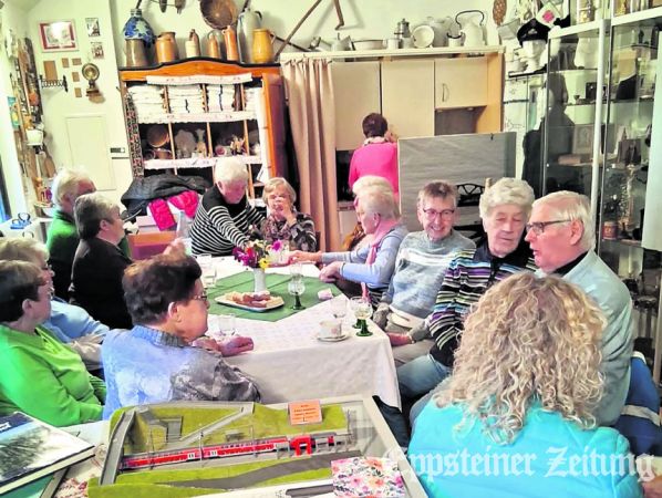 Kaffeetafel im Heimatmuseum, im Hintergrund die Bildertafeln der Sonderausstellung zu 25 Jahre S-Bahn-Halt Bremthal.Foto: privat