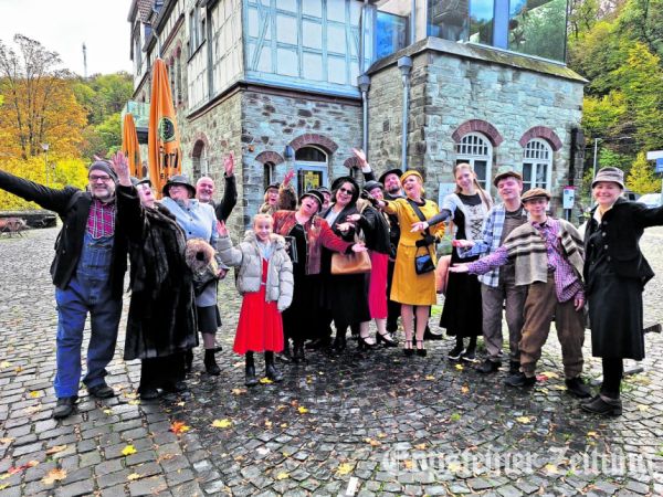 Die Burgschauspieler nahmen die Teilnehmer des Herbstspaziergangs mit in das Jahr 1926.
Foto: Juliane Rödl