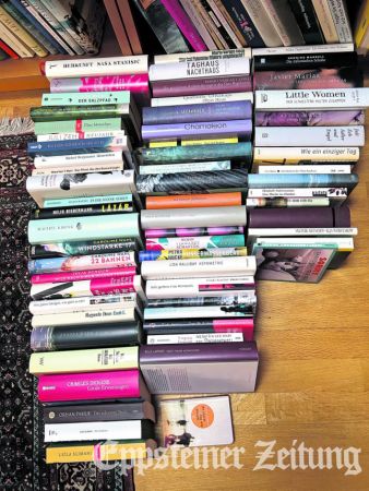 Bücher für die Stadtbücherei übergab der Literaturkreis an Christina Cantzler.Foto: privat