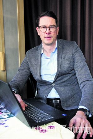 Start-Up-Gründer Tero Salomaa erklärt, wie seine Firma Liberbyte Daten kontrolliert und strukturiert anwendet. Foto: Beate Schuchard-Palmert