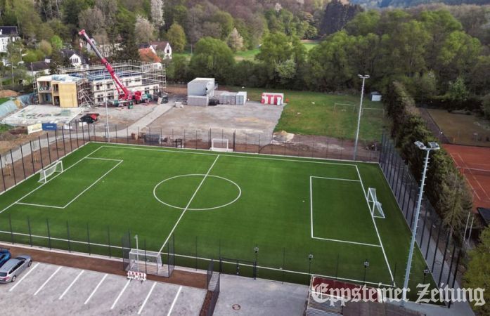 Der neue Multifunktionsplatz, im Hintergrund die Kita-Baustelle an der Embsmühle im Sommer 2025 aus der Vogelperspektive, erregt bei manchen Anwohnern Ärger.EZ-Archiv – Drohnenfoto: Jochen Haupt