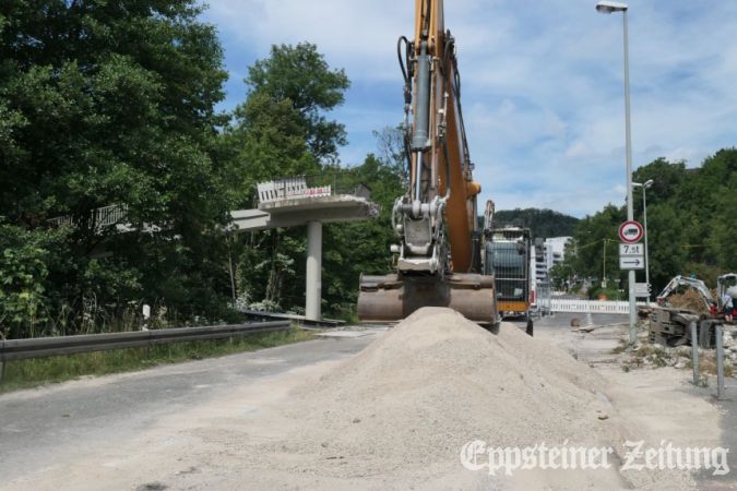 Mit dem Abriss der Fu&szlig;g&auml;ngerbr&uuml;cke &uuml;ber die B455 an der westlichen Burgstra&szlig;e begannen im Juni die Arbeiten zur Sanierung des Stra&szlig;enabschnitts bis zum Ortsausgang Richtung Fischbach. Nun sind die Arbeiten f&uuml;r dieses Jahr abgeschlossen und es gibt wieder freie Fahrt durch Eppstein. &nbsp; &nbsp; &nbsp; &nbsp; &nbsp; &nbsp; &nbsp; &nbsp; &nbsp; Foto: Stadt Eppstein